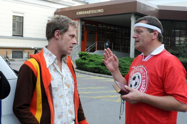 Bild 1 von 7: Im Bild (v.li.): Andreas Lust (Karl Hopfberger), Martin Muliar (Pfarrer).