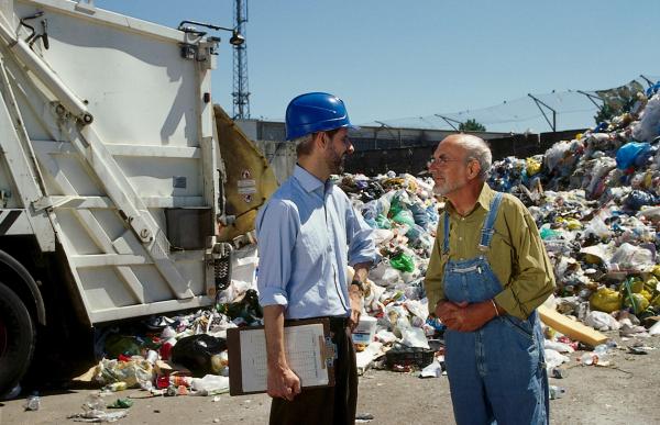 Bild 1 von 2: Zwischen Bärstadts riesigen Müllbergen ist Peter Lustig (Peter Lustig, r.) auf der Suche nach einem wertvollen Gartenzwerg. So eine Frage hatte der Betriebsleiter (Frank Arnold, l.) noch nie.