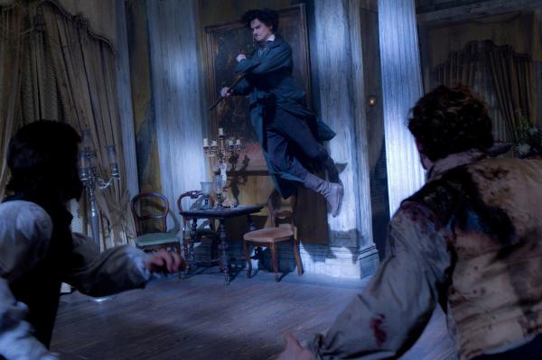 Bild 1 von 10: Benjamin Walker as Abe Lincoln fights vampires with axe