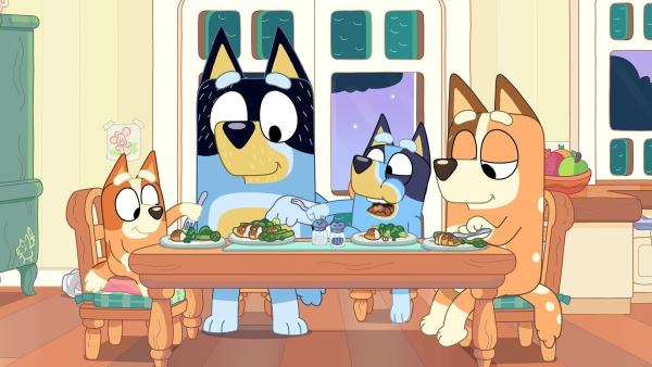 Bild 1 von 3: Als Bluey fragt, warum sie gute Manieren braucht, erklärt ihr Papa, dass sie schließlich keine wilden Tiere sind. Mama gibt Bluey daraufhin einen magischen Spargel, der jeden in das Tier verwandelt, das sie will! Bluey verwandelt alle in wilde Tiere, doch das Leben ohne Regeln ist nicht so gut wie gedacht.