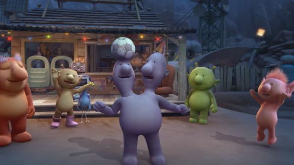 Bild 1 von 8: Die Freunde haben doch noch ein Spiel gefunden bei dem Eddi mit seinem Talent glänzen kann.