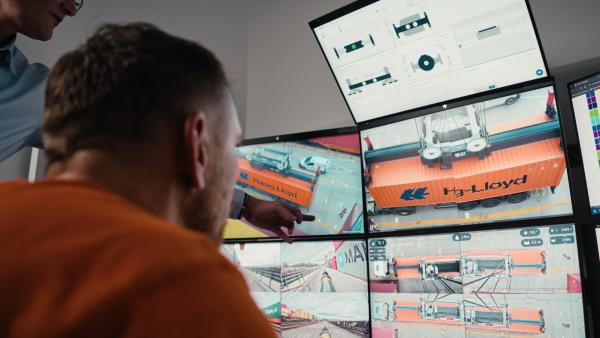 Bild 1 von 3: Im modernen Leitstand überwachen Mitarbeitende die präzise Containerlogistik: Digitale Systeme steuern jeden Handgriff im intermodalen Terminal.