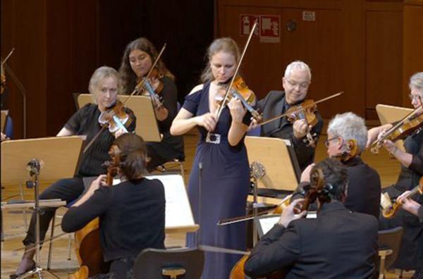 Bild 1 von 3: Julia Fischer (Mi.) ist immer mehr mit der Academy of St Martin in the Fields zusammengewachsen. Der Beitrag beleuchtet ihr gemeinsames Konzert in der Tonhalle Düsseldorf mit Werken von Suk, Mozart und Haydn.