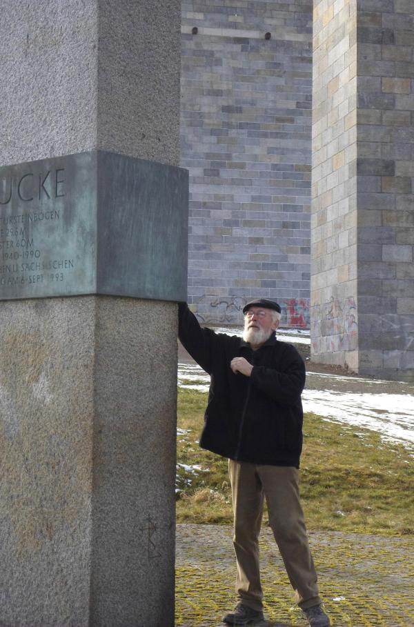 Bild 1 von 4: Steinmetzmeister Walter Ballmann schuf diese Stele.