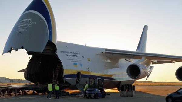 Bild 1 von 3: Das Frachtflugzeug kann sowohl über den hochklappbaren Rumpfbug als auch über die Heckrampe beladen werden.