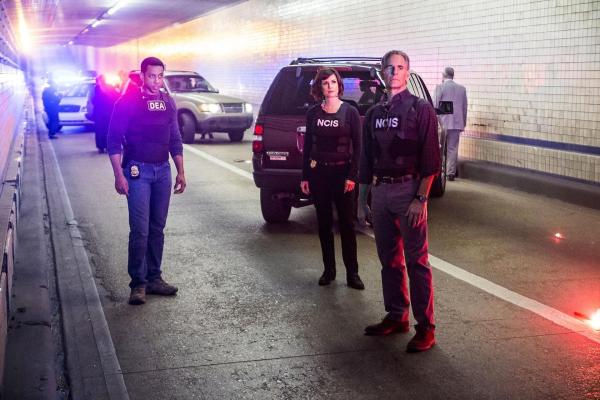 Bild 1 von 21: Pride (Scott Bakula, r.), Brody (Zoe McLellan, 2.v.r.) und der Rest des Teams verfolgen die Spur von gestohlenem TNT der Navy zu einem Drogenring, der daraus Kokain herstellt. Was sie jedoch nicht wussten: DEA Agent Will Banks (Joe Holt, l.) hat vor Wochen Sonja dort eingeschleust ...