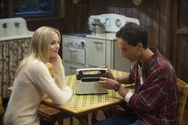 Bild 1 von 10: Um den vermeintlichen Psychopathen in der Gruppe zu entlarven, lässt sich Britta (Gillian Jacobs, l.) auf einer Party die Lieblingshorrorgeschichte von jedem erzählen. Abeds (Danny Pudi, r.) Geschichte ist mehr als gruselig ...