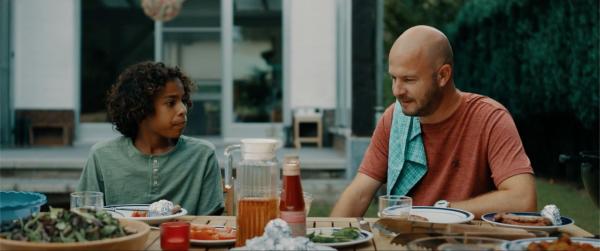 Bild 1 von 4: Felix (Junes Callaert) und sein Vater (Stan Van Samang) beim Essen.