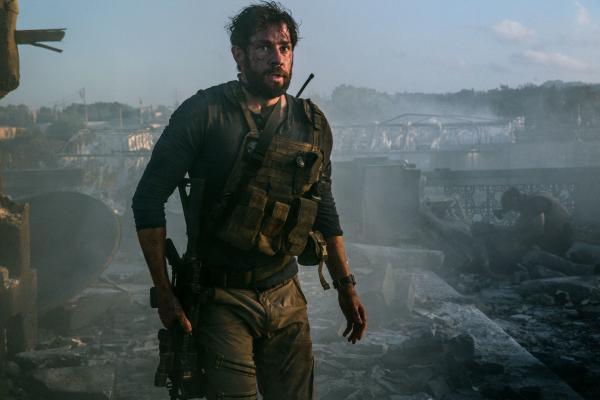 Bild 1 von 3: John Krasinski plays Jack Silva in 13 Hours: The Secret Soldiers of Benghazi from Paramount Pictures and 3 Arts Entertainment / Bay Films in theatres January 15, 2016.