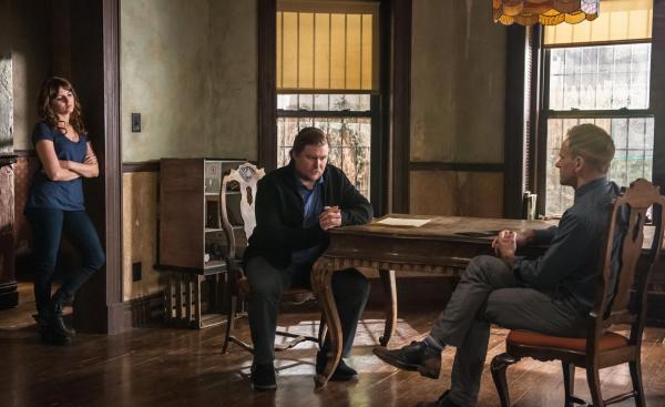 Bild 1 von 17: Hilfesuchend wendet sich Informatiker Edward Bornstein (Michael Chernus, M.) an Holmes (Jonny Lee Miller, r.) und seine Praktikantin Kitty (Ophelia Lovibond, l.): Er glaubt, das Opfer von Cyber-Spionage zu sein ...