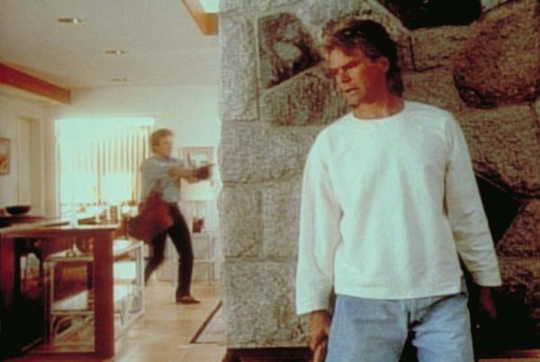 Bild 1 von 11: Brett (Linden Ashby, l.) hat in dem Haus verdächtige Geräusche gehört. MacGyver (Richard Dean Anderson, r.) hofft, nicht entdeckt zu werden.