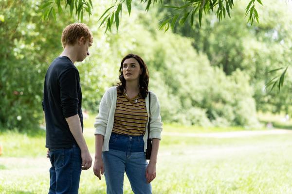 Bild 1 von 5: Jack (Domhnall Gleeson) und seine Freundin Lynn (Aisling Bea) führen ein schwieriges Gespräch, das ihre Zukunft für immer verändern könnte