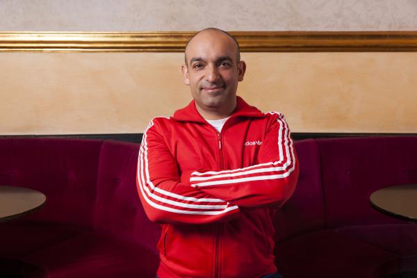 Bild 1 von 2: Wer nach vorne fährt, sollte den Blick nach hinten nicht vergessen. Das lernt man schon in der ersten Fahrstunde. Was in der räumlichen Dimension angebracht ist, kann also für die zeitliche Dimension nicht schlecht sein. Und das Jahr 2022 hat einen eigenen Abend im Rückspiegel wahrlich verdient. Mit bissigem Blick, urkomischen Wortwitz und wie immer energiegeladen nimmt Django Asül die Ereignisse der letzten zwölf Monate ins Visier.