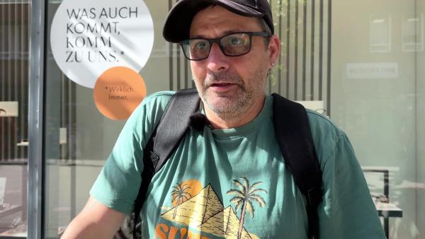 Bild 1 von 2: Für den vierfachen Papa Carsten steht heute ebenfalls eine Typveränderung an - er bekommt eine neue Brille.