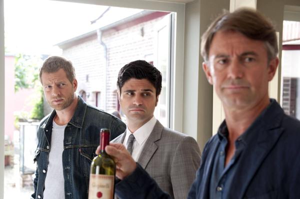 Bild 1 von 35: Haben die Mordwaffe schnell ausfindig gemacht: Mick (Henning Baum, l.), Andreas (Maximilian Grill, M.) und Meisner (Robert Lohr, r.) finden im Rotwein eine ordentliche Portion Digitalis vor ...