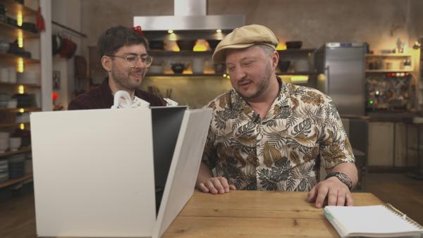 Bild 1 von 4: Welches Produkt muss Sebastian heute kopieren? Die Antwort hat Juror Flo in der Box mitgebracht.