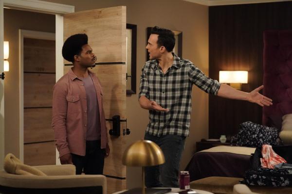 Bild 1 von 15: Carter (Julian Gant, l.); Max (Cheyenne Jackson, r.)