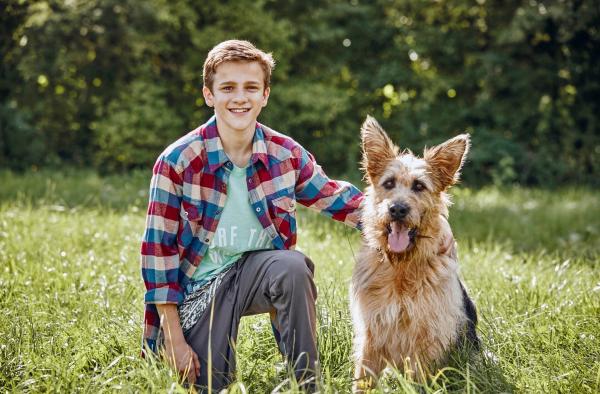 Bild 1 von 3: Im Bild: Flori (Lino de Greiff) mit seinem Racko (Filmhund Chewakka). Weiteres Bildmaterial finden Sie unter www.br-foto.de.