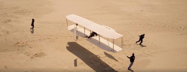 Bild 1 von 3: Ein Segelflugzeug im Landeanflug auf die Wüste.