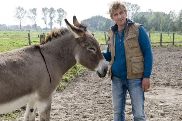 Bild 1 von 10: Fritz Fuchs (Guido Hammesfahr) ist skeptisch: Ob das der echte Tierpark-Esel ist?
