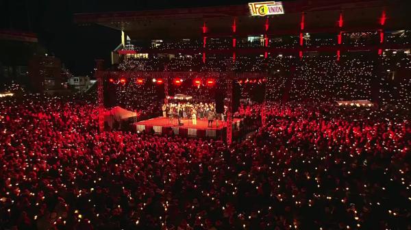 Bild 1 von 2: Es war im Jahr 2003, als sich Mitglieder des Fanclubs Alt-Unioner heimlich im Stadion trafen, um nach einer enttäuschenden Hinrunde zum Trost gemeinsam Advents- und Weihnachtslieder zu singen. Mittlerweile kommen jedes Jahr rund 28.500 Fans zusammen und bilden den wohl berühmtesten Weihnachtschor Deutschlands. Wir blicken hinter die Kulissen und stellen die Macher des Weihnachtssingens vor. - Alle Jahre wieder in der Alten Försterei.