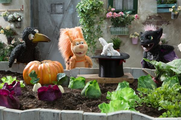 Bild 1 von 5: Heimlich haben sich Ella (Anna Menzel) und Rudi (Lennart Morgenstern) Vampis Zauberhut ausgeliehen. Der Kaninchentrick hat sogar funktioniert!