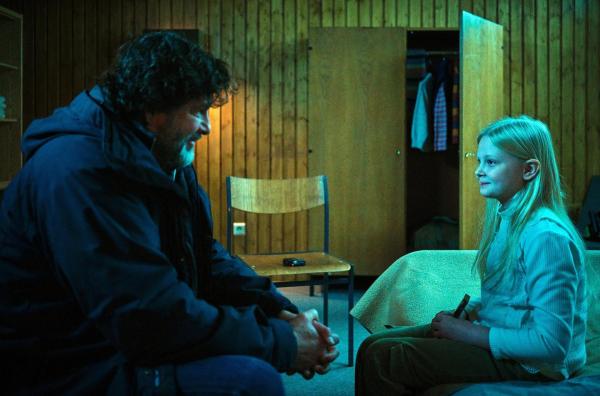 Bild 1 von 27: Im Bild: Friedemann Berg (Hans-Jochen Wagner) ist der einzige, der aus Eliza (Hanna Heckt) ein Lächeln hervorlocken kann.