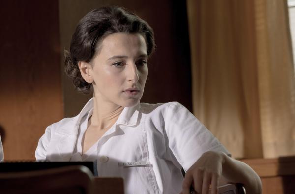 Bild 1 von 1: Im Bild: Dr. McCarthy (Clara Wolfram).