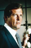 Roger Moore in: Gold