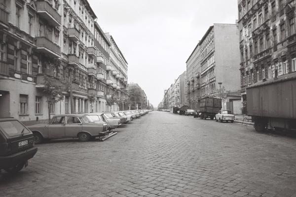 Bild 1 von 6: Am frühen Morgen liegen die Straßen menschleer da. Ein Reisegesetz wird das Ende der DDR markieren und Ost und West in Bewegung setzen.