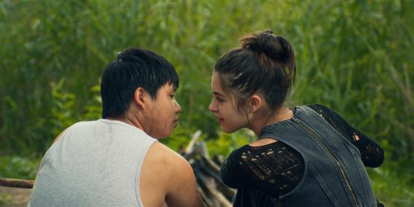 Bild 1 von 5: Zoe (Helena Yousefi) und Rocco (Hoang Minh Ha) nähern sich im Wald an.
