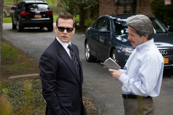 Bild 1 von 2: Harveys (Gabriel Macht, l.) Verhältnis zu seinem ehemaligen Mentor Cameron Dennis (Gary Cole, r.) hat sich komplett verändert. Der Staatsanwalt lässt keine Gelegenheit aus, Harvey vorzuführen.