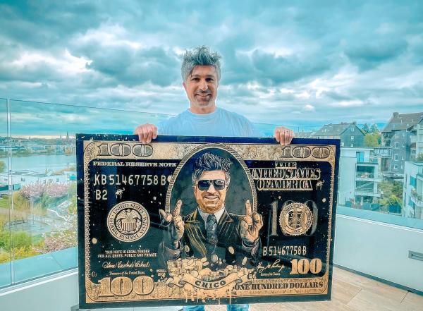 Bild 1 von 9: Das Glücksspiel ist so alt wie die Menschheit selbst - faszinierend und risikoreich zugleich. Ob Rubellose, Lotto, Casinos, Sport- oder Pferdewetten, Automatenspiele oder Online-Plattformen - die Auswahl ist riesig, die Versuchung groß. Aber wo endet das Spiel und wo beginnt die Sucht? Denn wo bunte Lichter sind, gibt es auch dunkle Schatten. Wir beleuchten nicht nur die Chancen und Risiken verschiedener Glücksspielarten, sondern gehen auch der Frage auf den Grund: Warum spielen wir eigentlich? Und wer sind am Ende die wirklichen Gewinner? Im Bild: Kürsat Yildirim vulgo Chico, oder besser bekannt als Chico der Lotto-Millionär aus Dortmund.