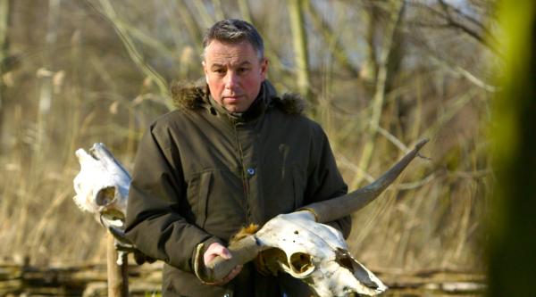 Bild 1 von 1: Professor Wemhoff mit einem Tierschädel auf dem Kultplatz im Opfermoor der Germanen um das Jahr 0.