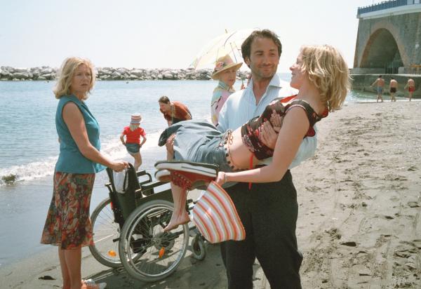 Bild 1 von 10: Um Barbara (Jutta Speidel, li.) eifersüchtig zu machen, flirtet Enrico (Bruno Maccallini) hemmungslos mit ihrer Tochter Freddy (Bernadette Heerwagen).