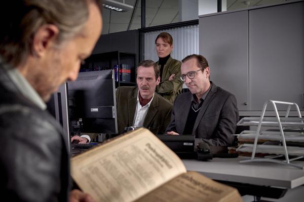 Bild 1 von 13: Dominik Warta, Christian Strasser und Bea Brocks während den Dreharbeiten zu Trost und Rath 2 Das große Schlachten  in Wien, Österreich  am 16.04.2024.