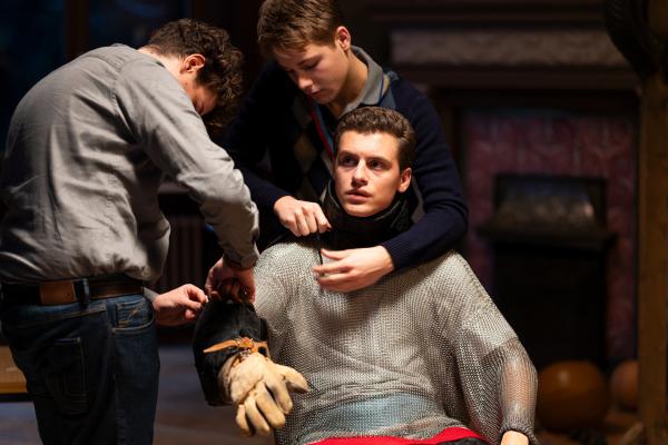 Bild 1 von 15: Timo (Michael Schweisser, l.) und Sven (Kasimir Pretzschner, 2.v.l.) bereiten Adem (Valon Krasniqi, r.) auf sein Pauk-Training vor, während Vincent einen Vortrag über die Tradition des akademischen Fechtens hält.