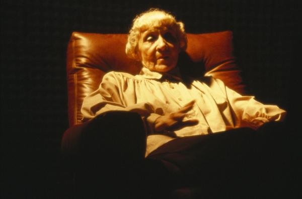 Bild 1 von 2: Die alte Dame Alice Douglas (Ann Nelson) ist entsetzt, als sie mit den Mächten des Bösen konfrontiert wird und erleben muss, wie ein junger Mann von Dämonen besessen ist ...