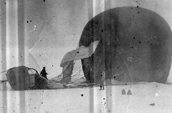 Bild 1 von 4: Am 11. Juli 1897 starten drei Männer vom Spitzbergen-Archipel in einem Wasserstoffballon Richtung Nordpol - und kehren nie wieder zurück.