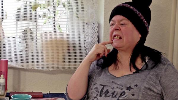 Bild 1 von 2: Pamela hat starke Zahnschmerzen