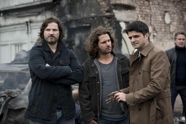 Bild 1 von 28: (5. Staffel) - Wird von seinen LKA-Kollegen Holger Brawitsch (Misel Maticevic, l.) und Lutz Görnemann (Adam Bousdoukos, M.) verdächtigt, ein hemmungsloser Erpresser zu sein: Andreas (Maximilian Grill, r.) ...