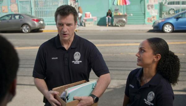 Bild 1 von 3: Nolan (Nathan Fillion) und Harper (Mekia Cox) engagieren sich in einem Bürgerbüro, um den Ruf der Polizei in der Bevölkerung zu verbessern. Nolan will einen guten Eindruck machen, doch merkt schnell, dass man sich Respekt erst verdienen muss.