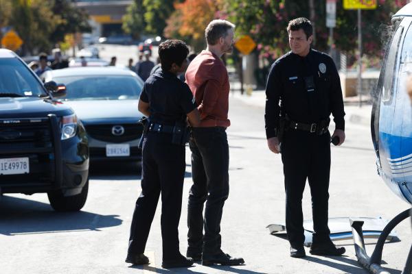 Bild 1 von 3: Talia Bishop (Afton Williamson, l.) und John Nolan (Nathan Fillion, r.) nehmen Dale (Adam J. Harrington, M.) wegen Drogenschmuggels fest.