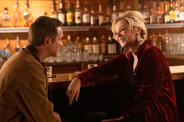 Bild 1 von 3: In der Bar wird Deborah (Jean Smart) von einem jüngeren Mann (Devon Sawa) umgarnt. Doch liegt es an ihrem Charme - oder an ihrem Ruhm?