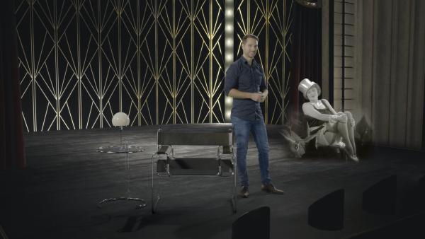 Bild 1 von 13: Mirko Drotschmann neben einer Grafik von Marlene Dietrich, die die \