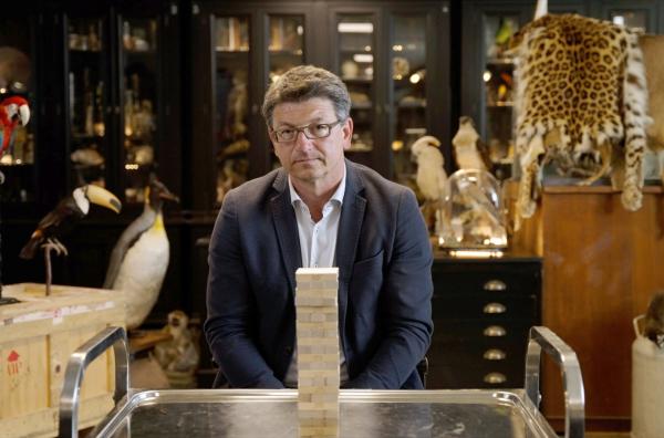 Bild 1 von 6: Matthias Glaubrecht, Evolutionsbiologe von der Uni Hamburg, warnt: Unsere Ökosysteme stehen durch das Artensterben vor dem Zusammenbruch - gleich einem Wackelturm-Spiel.