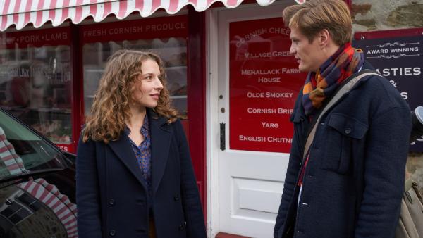 Bild 1 von 15: Trotz ihres Fehlstarts freuen sich Rebecca (Antonia Bill) und Adam (Jeroen Engelsman), als sich ihre Wege wieder kreuzen.