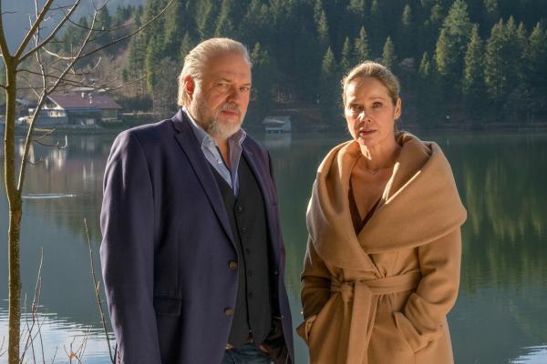 Bild 1 von 13: Im Bild: Richard Voss (Jan Gregor Kremp, l.) vermutet, dass Laura Röhler (Ann-Kathrin Kramer, r.), die Ehefrau des ermordeten Oberstaatsanwalt, etwas zu verbergen hat.