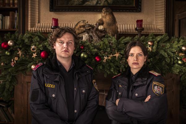 Bild 1 von 16: Oliver(Dominic Marcus Singer),Greta(Noëmi Krausz) während ZDF und ServusTVs \