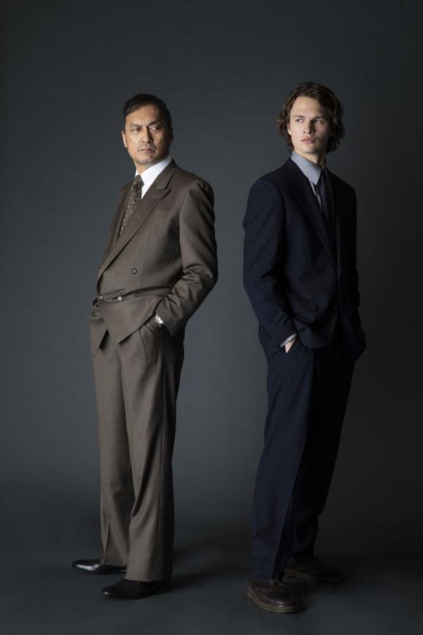 Bild 1 von 4: (1. Staffel) Hiroto Katagiri (Ken Watanabe, l.); Jake Adelstein (Ansel Elgort, r.)